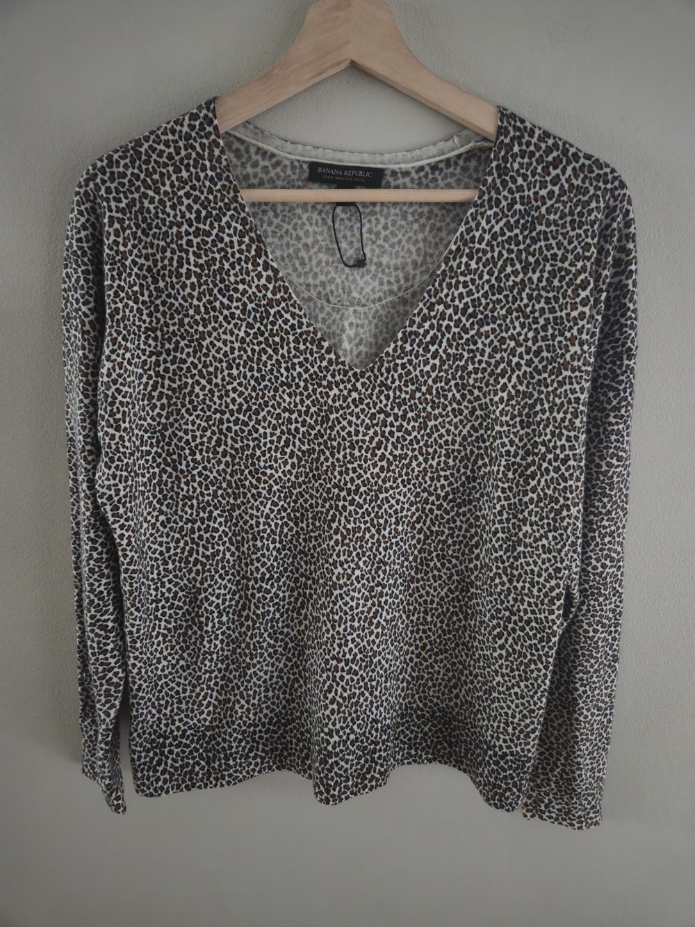 Banana Republic Women V-Neck 100% Merino Wool Leopard Print Sweater